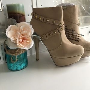 Dollhouse platform tan heel pumps. New. Size 8.